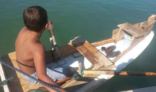 Bisceglie, si costruisce una barca e se ne va per mare da solo: ha 12 anni